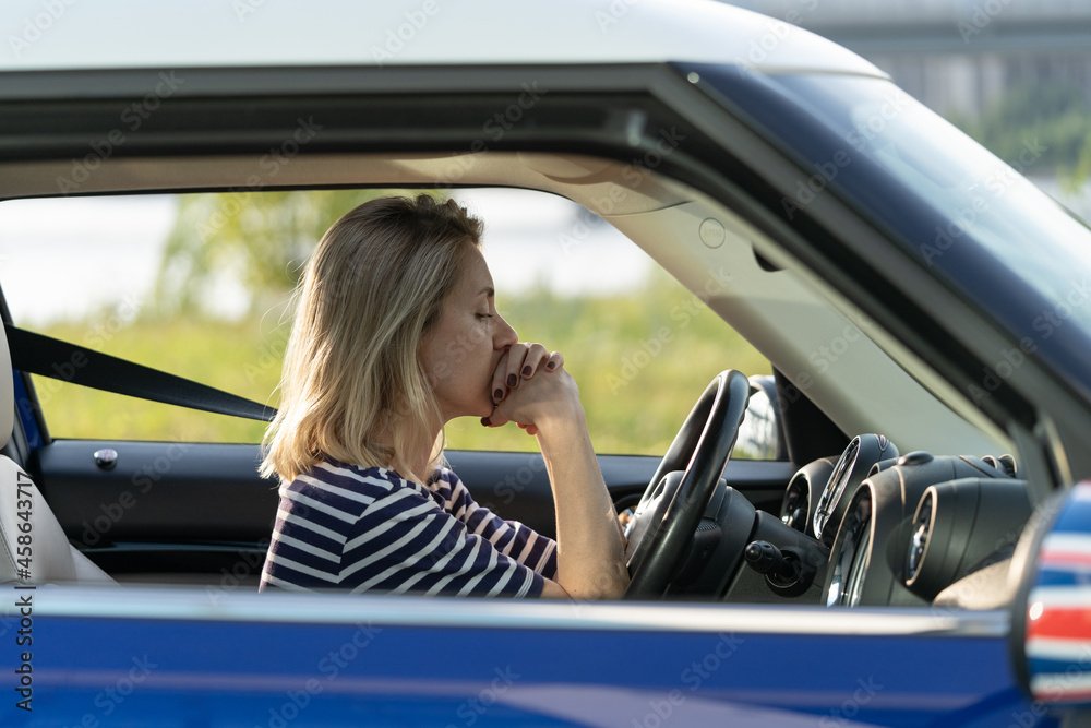 Nachdenkliche Autofahrerin am Steuer – mögliches Anzeichen für Getriebe- oder Wandlerprobleme