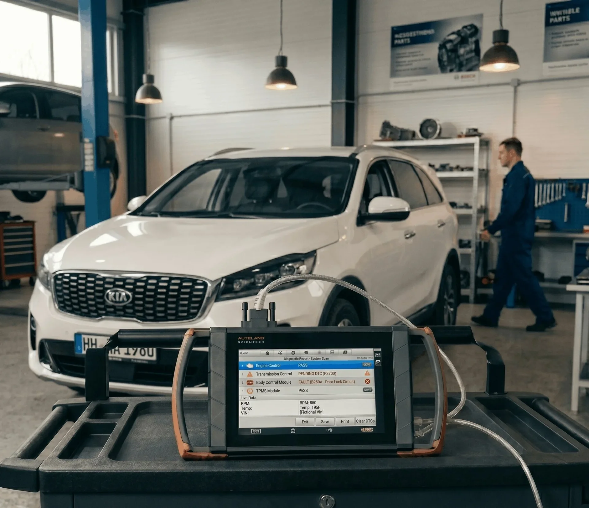 Ein Kia Sorento mit A6LF3 Automatikgetriebe in der Werkstatt, ein Diagnosegerät ist ansgeschlossen, das die Adaptionswerte ausliest.