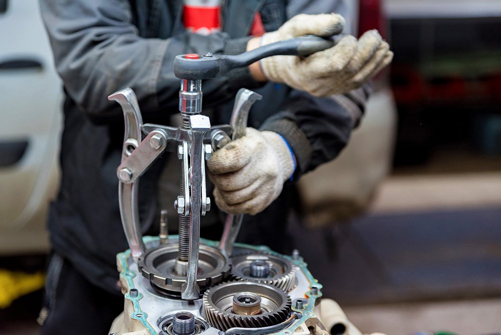 opening-of-car-automatic-transmission-by-mechanic-hhsdhhf
